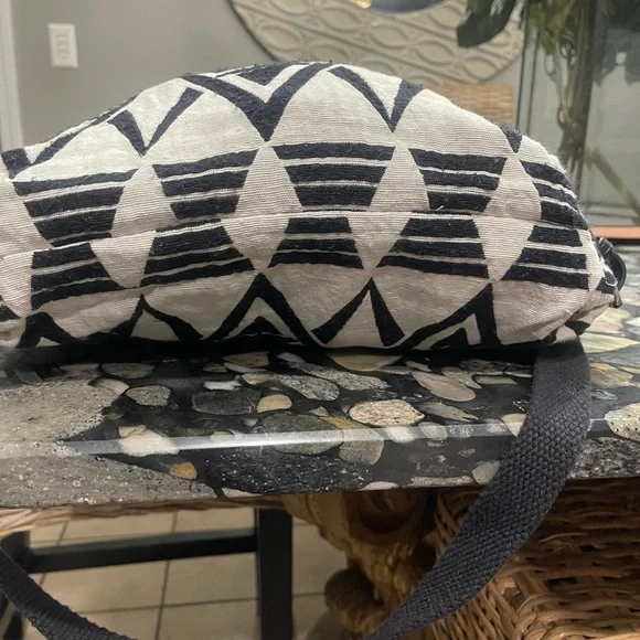 🔺SOLD🔺American Eagle Outfitters Black and White Graphic Tote casual chic - Picture 6 of 9